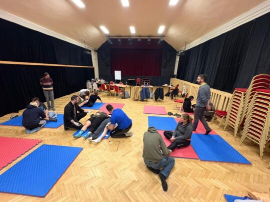 Vzdělávací kurz Kurz zdravotník zotavovacích akcí 20. – 22. 2., 13. – 15. 3. a 28. 3. 2026 - RADAMBUK | Rada dětí a mládeže Jihočeského kraje