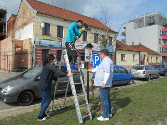 RADAMBUK zasadil v Českých Budějovicích dne 23. 10. 2018 lípu – Strom svobody - RADAMBUK | Rada dětí a mládeže Jihočeského kraje